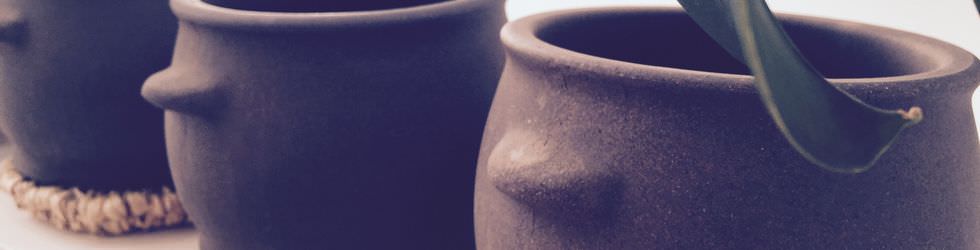 黄土よもぎむし壺"